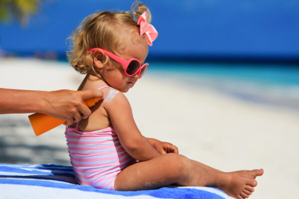 applying-sunscreen-to-little-girl-baby
